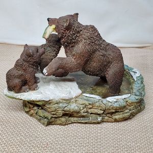 Youngs 1996 Salmon Fishing Mama Bear Feeding 2 Cubs Resin Sculpture Figurine